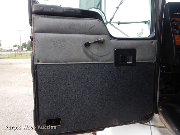 image for item GM9064 2001 Kenworth T300  service truck