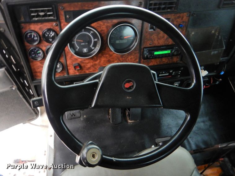 image for item GM9064 2001 Kenworth T300  service truck