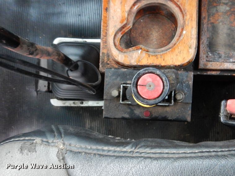 image for item GM9064 2001 Kenworth T300  service truck