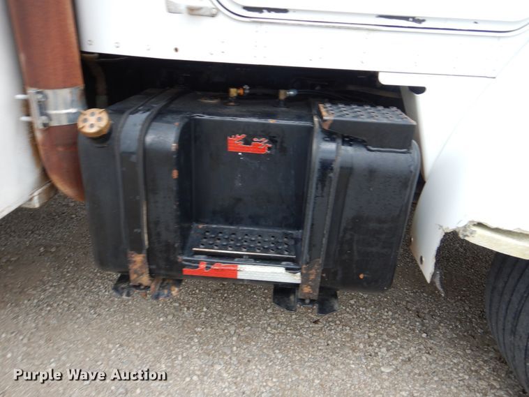 image for item GM9064 2001 Kenworth T300  service truck