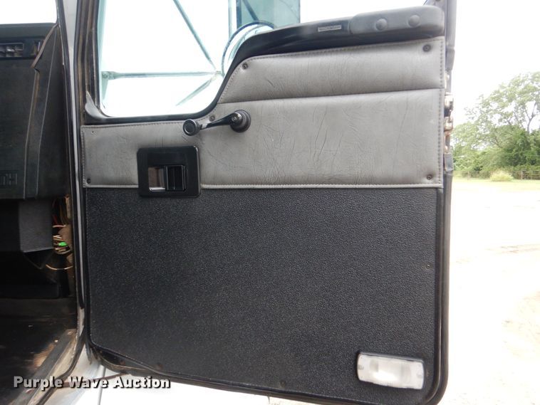 image for item GM9064 2001 Kenworth T300  service truck