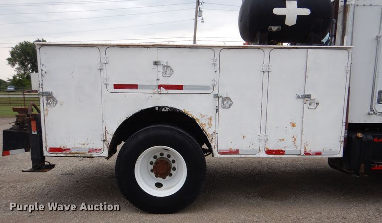 image for item GM9064 2001 Kenworth T300  service truck