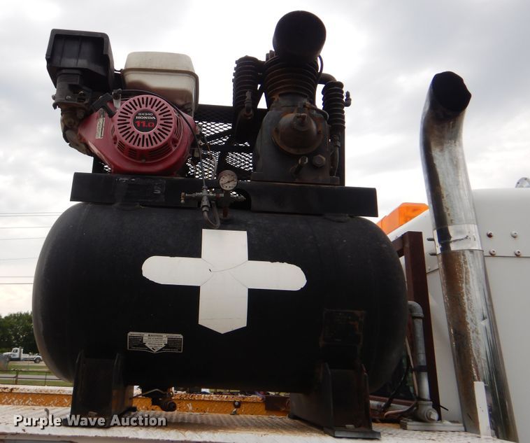 image for item GM9064 2001 Kenworth T300  service truck