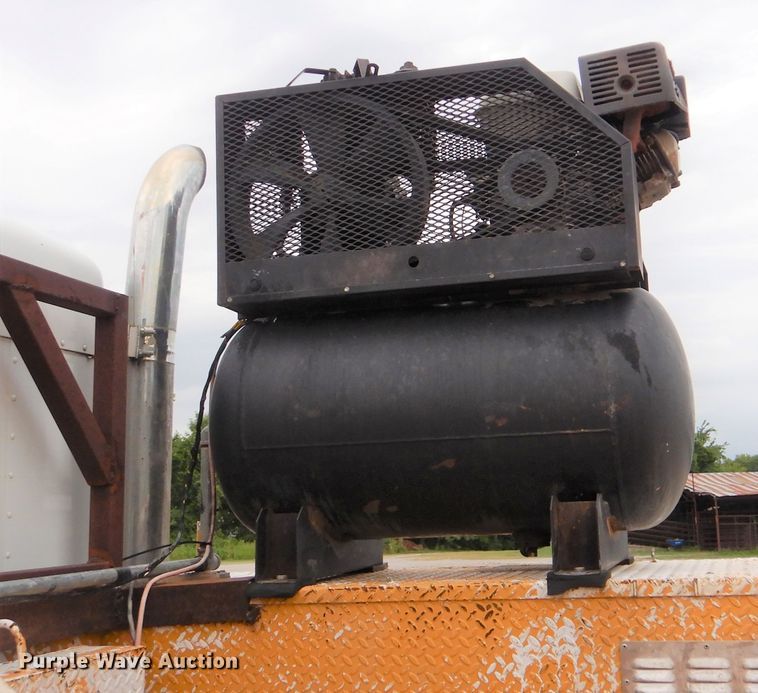 image for item GM9064 2001 Kenworth T300  service truck