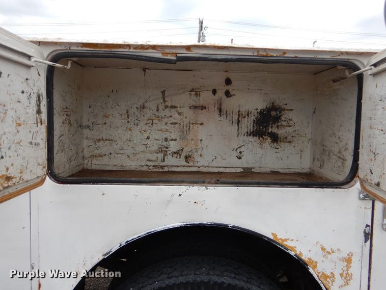 image for item GM9064 2001 Kenworth T300  service truck