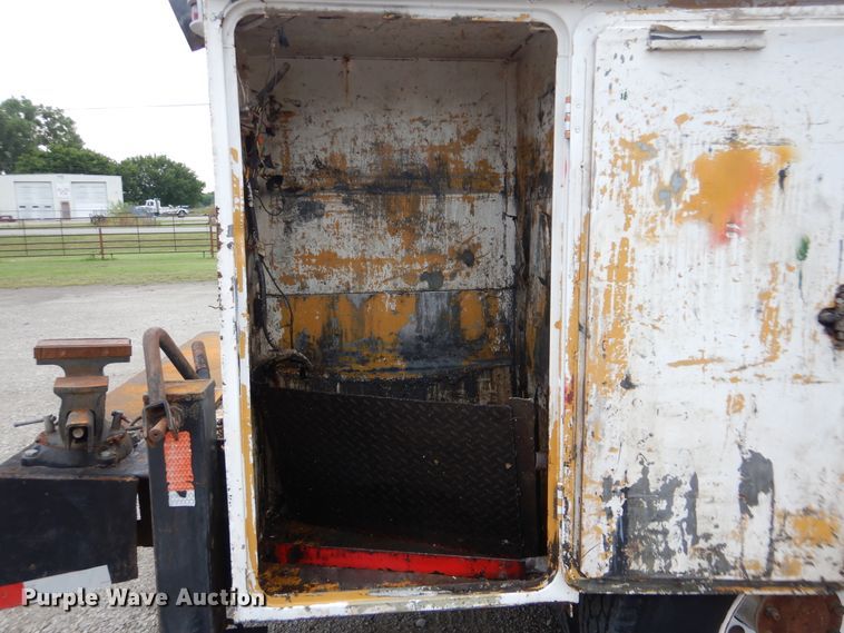 image for item GM9064 2001 Kenworth T300  service truck