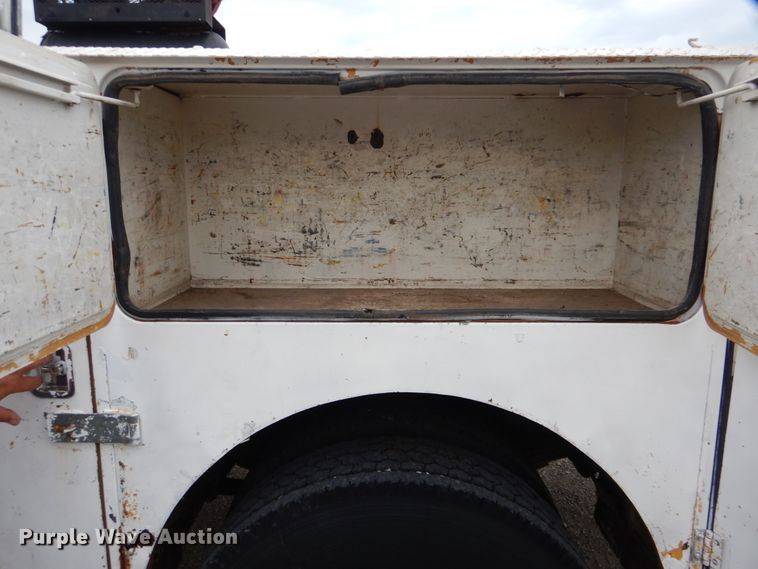 image for item GM9064 2001 Kenworth T300  service truck