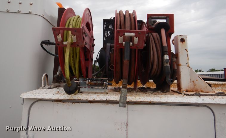 image for item GM9064 2001 Kenworth T300  service truck