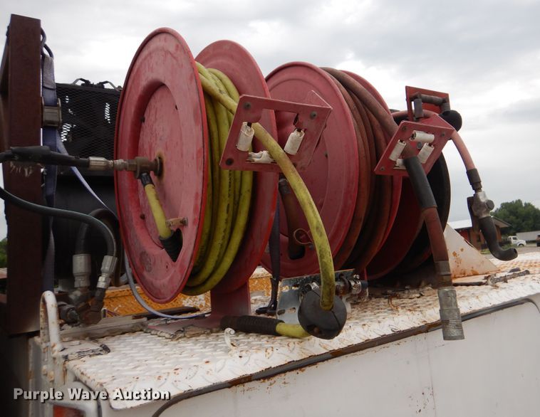 image for item GM9064 2001 Kenworth T300  service truck