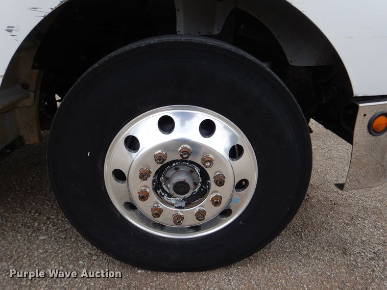 image for item GM9064 2001 Kenworth T300  service truck