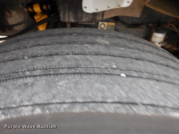 image for item GM9064 2001 Kenworth T300  service truck