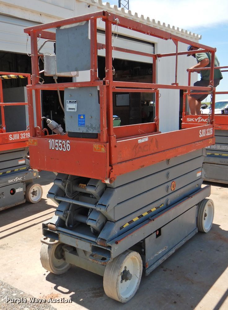 image for item GN9941 2013 Sky Jack SJIII 3226  scissor lift