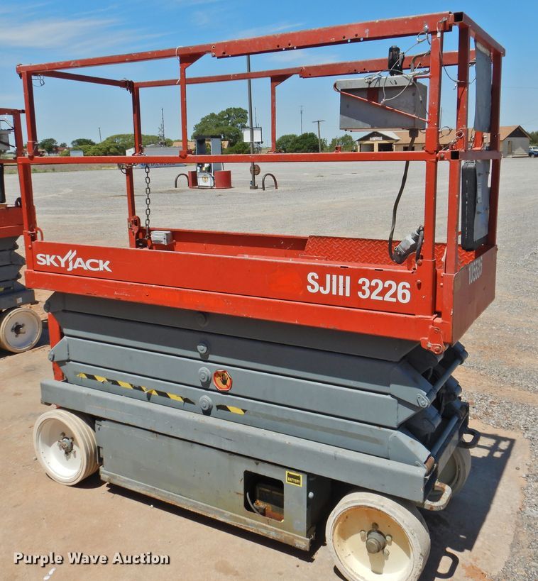 image for item GN9941 2013 Sky Jack SJIII 3226  scissor lift