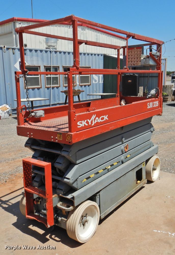 image for item GN9941 2013 Sky Jack SJIII 3226  scissor lift