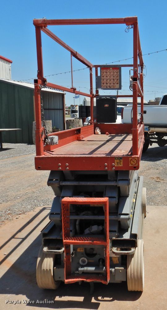 image for item GN9941 2013 Sky Jack SJIII 3226  scissor lift