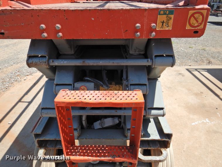 image for item GN9941 2013 Sky Jack SJIII 3226  scissor lift