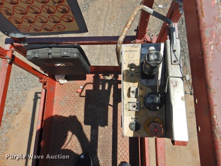 image for item GN9941 2013 Sky Jack SJIII 3226  scissor lift