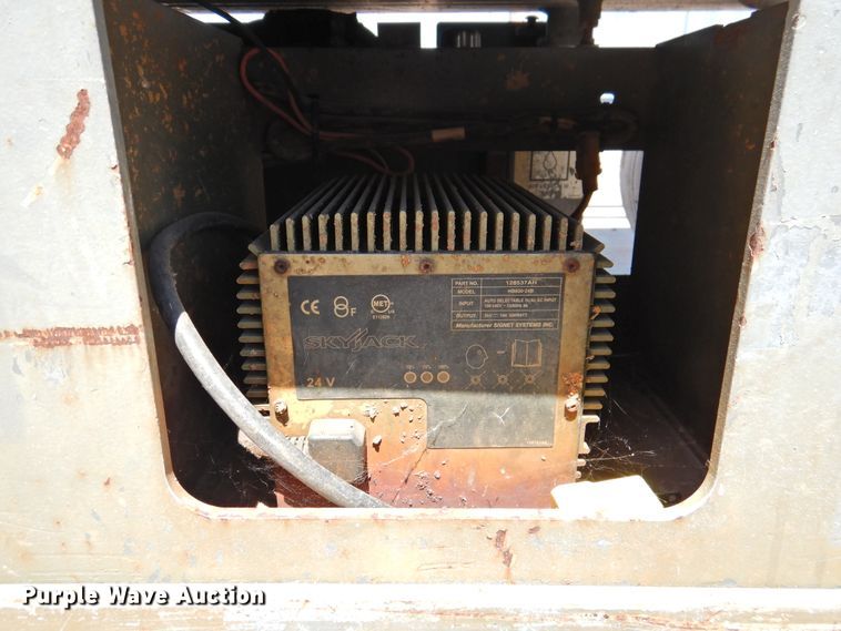 image for item GN9941 2013 Sky Jack SJIII 3226  scissor lift