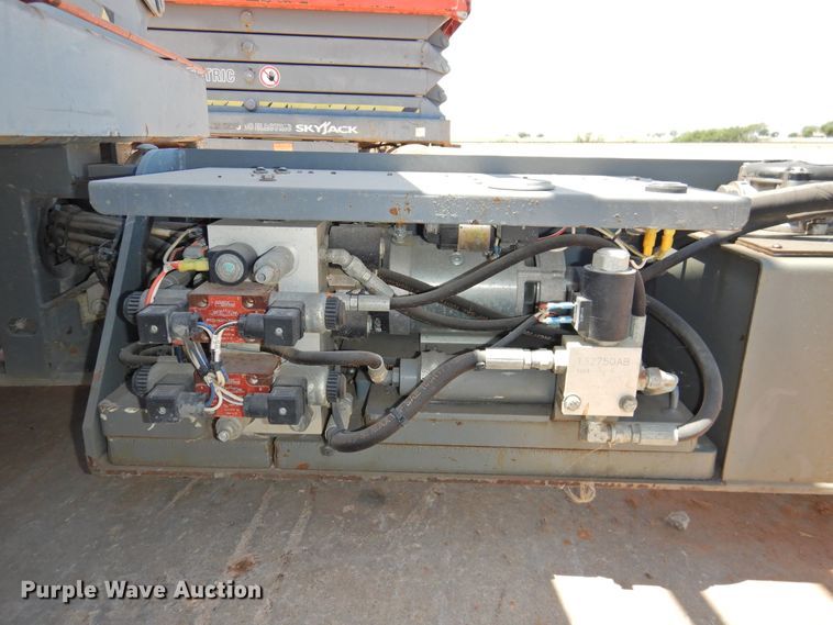 image for item GN9941 2013 Sky Jack SJIII 3226  scissor lift