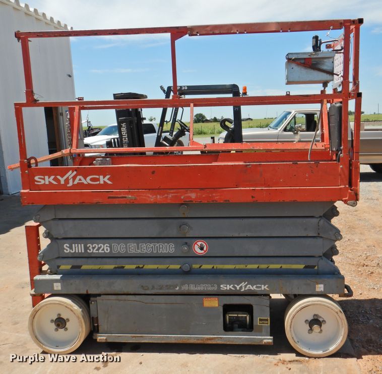 image for item GN9942 2012 Sky Jack SJIII 3226  scissorl lift