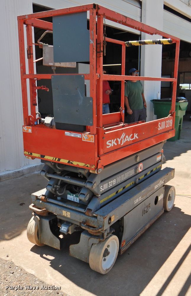 image for item GN9943 2013 Sky Jack SJIII 3219  scissor lift