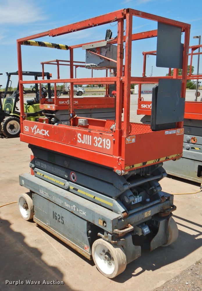 image for item GN9943 2013 Sky Jack SJIII 3219  scissor lift