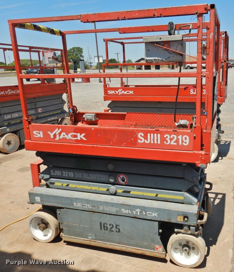 image for item GN9943 2013 Sky Jack SJIII 3219  scissor lift