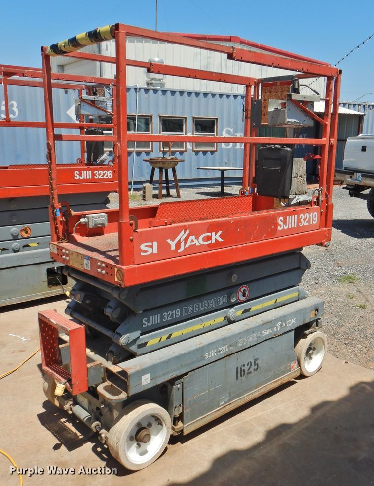 image for item GN9943 2013 Sky Jack SJIII 3219  scissor lift