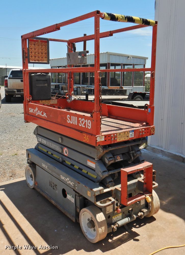 image for item GN9943 2013 Sky Jack SJIII 3219  scissor lift