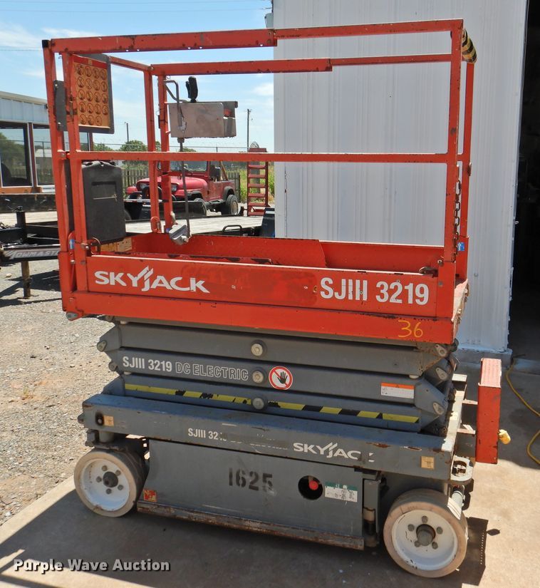 image for item GN9943 2013 Sky Jack SJIII 3219  scissor lift