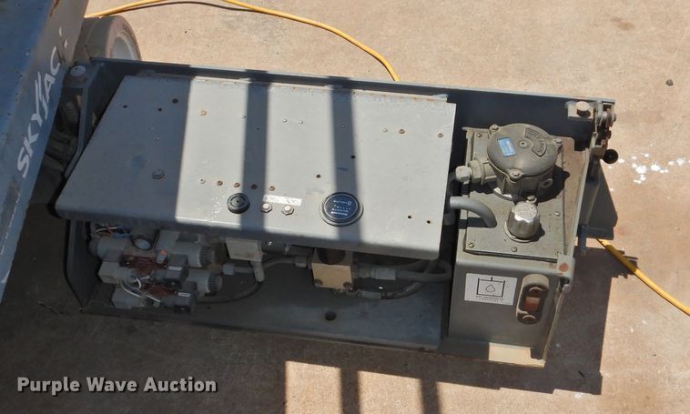 image for item GN9943 2013 Sky Jack SJIII 3219  scissor lift