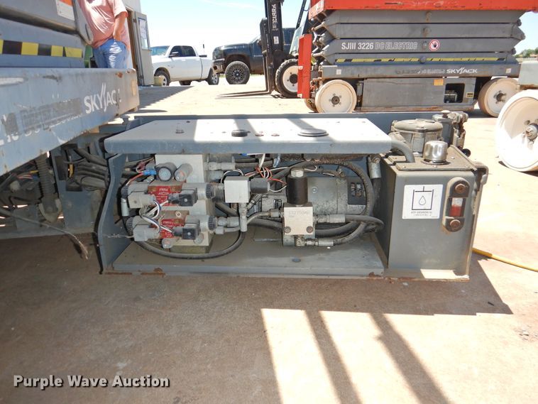 image for item GN9943 2013 Sky Jack SJIII 3219  scissor lift