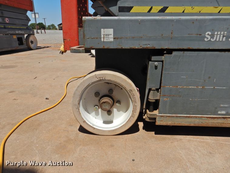 image for item GN9943 2013 Sky Jack SJIII 3219  scissor lift