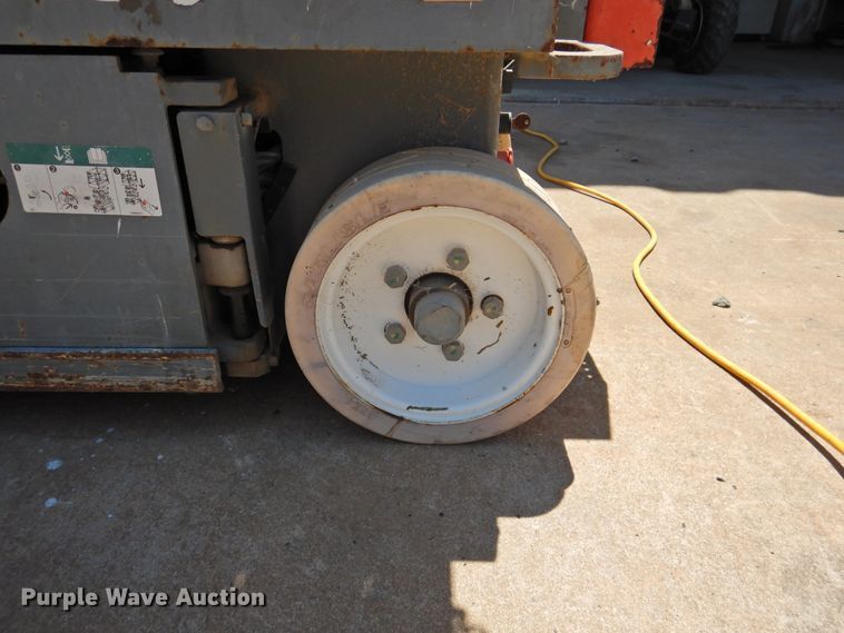 image for item GN9943 2013 Sky Jack SJIII 3219  scissor lift