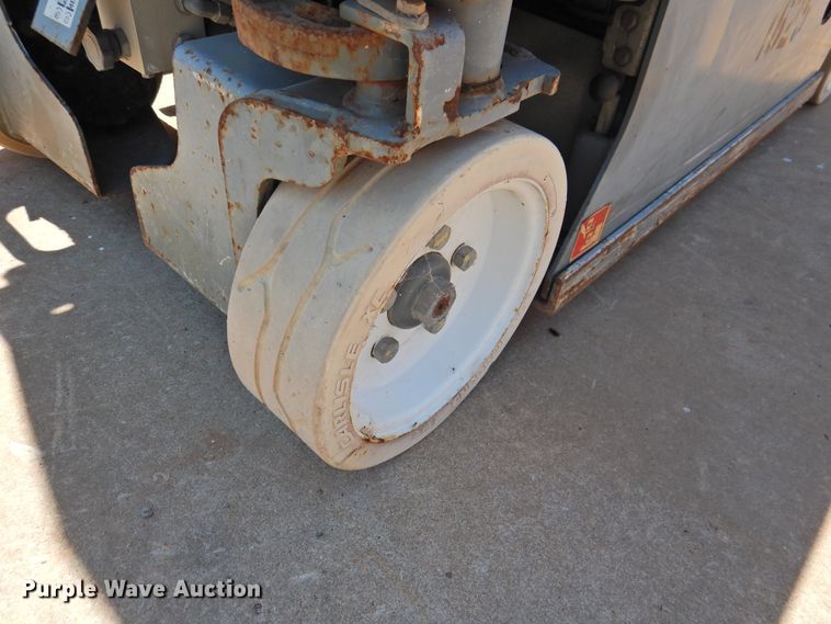 image for item GN9943 2013 Sky Jack SJIII 3219  scissor lift