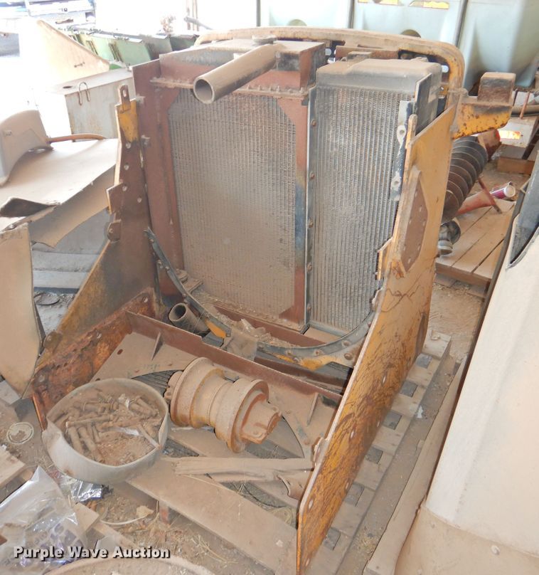 image for item GN9946 John Deere 750E dozer parts