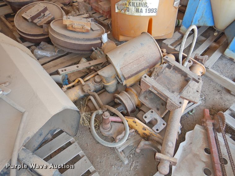 image for item GN9946 John Deere 750E dozer parts