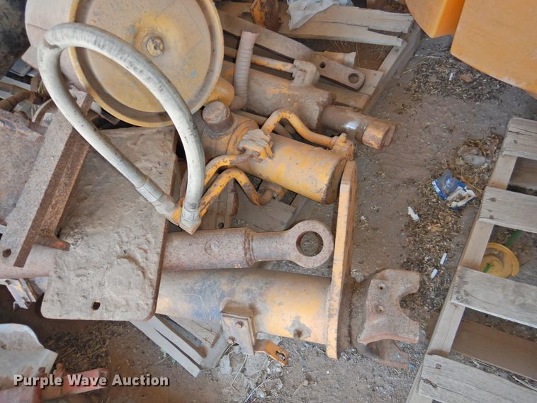 image for item GN9946 John Deere 750E dozer parts