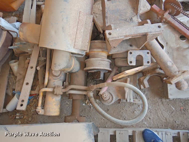 image for item GN9946 John Deere 750E dozer parts