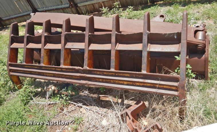 image for item GN9954 John Deere 750 dozer blade