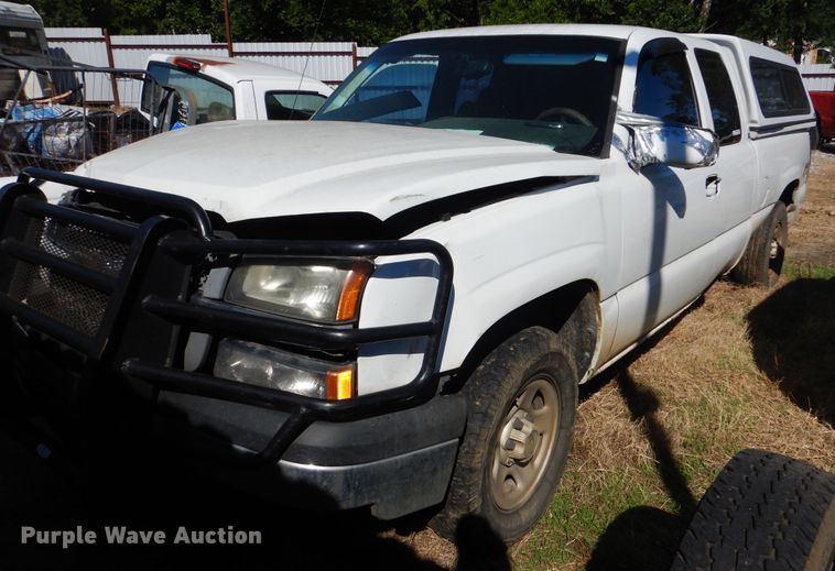 image for item GO9854 2004 Chevrolet Silverado 1500  Ext. Cab pickup truck