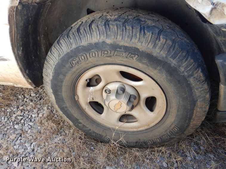 image for item GO9854 2004 Chevrolet Silverado 1500  Ext. Cab pickup truck