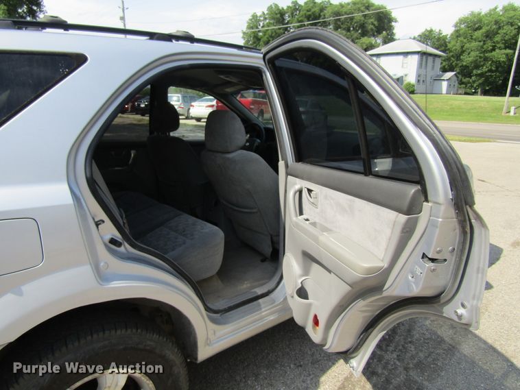 image for item GQ9033 2005 Kia Sorento LX  SUV