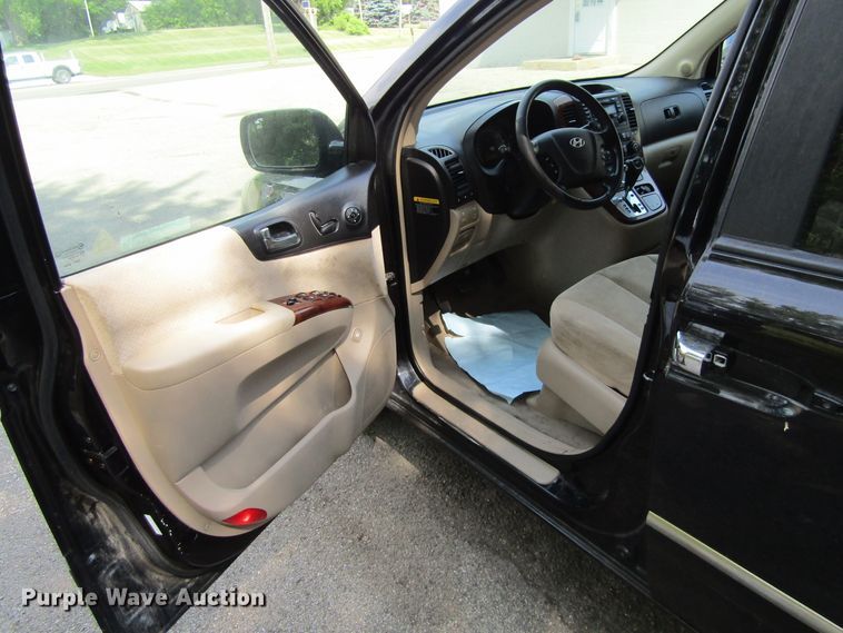 image for item GQ9037 2007 Hyundai Entourage  van