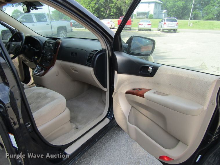 image for item GQ9037 2007 Hyundai Entourage  van