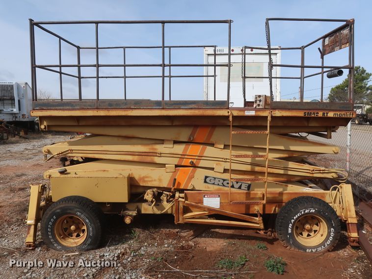 image for item GS9794 Grove SM42RT  scissor lift