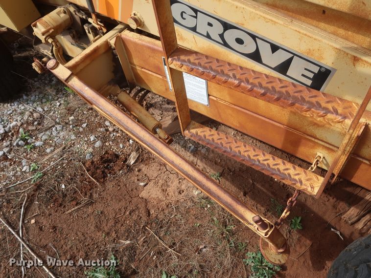 image for item GS9794 Grove SM42RT  scissor lift