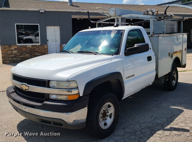 image for item GT9196 2002 Chevrolet Silverado 2500HD  utility bed pickup truck