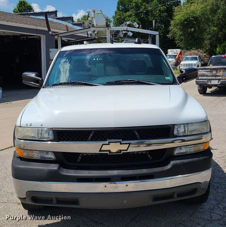 image for item GT9196 2002 Chevrolet Silverado 2500HD  utility bed pickup truck