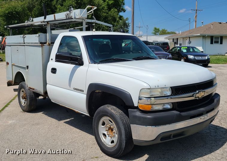 image for item GT9196 2002 Chevrolet Silverado 2500HD  utility bed pickup truck